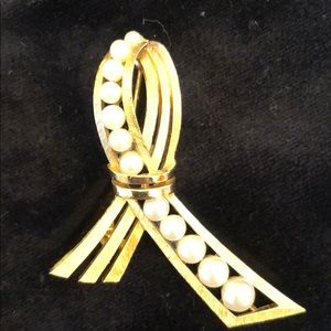 Vintage: Faux pearl ribbon brooch pin